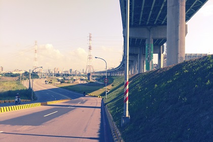 河道臨交流道風景