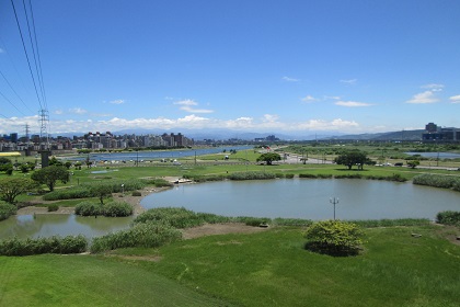 蘆洲原為淡水河畔的一片沙洲，河岸蘆草叢生，魚蝦悠游其間，每吸引鷺鷥群集覓食，所以又得名「鷺洲」